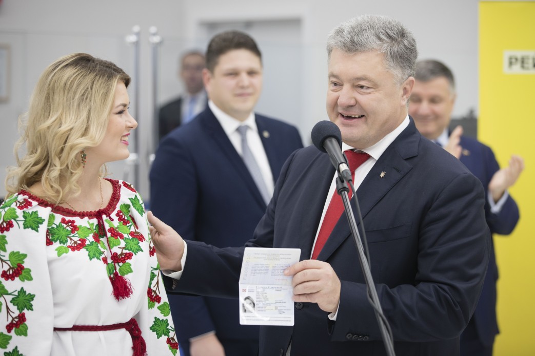 Президент: 10 мільйонів біометричних закордонних паспортів - це відповідь тим, хто говорив, що українцям не потрібен безвіз